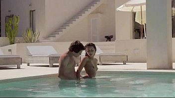 casal fazendo sexo na piscina