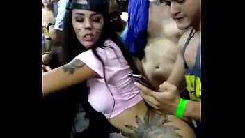 Vidéo sexe carnaval avec salope donnant délicieux en public