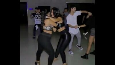 Deux Femme Qui Dance Sou La Douche Porno