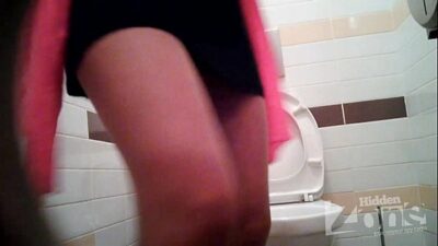 Femme Qui Change Son Tampon Dans Toilette Porno