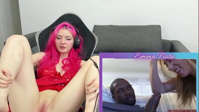 Girl Watching Vr Porn Masturbate Herself