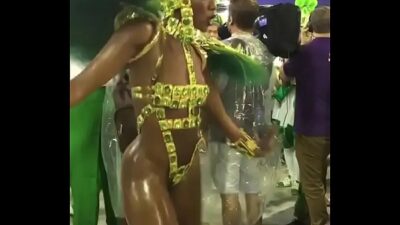 Il Baise Une Meuf En Plein Carnaval Brésil Porn