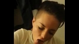 Porn girl vierge payant pipe à un ami