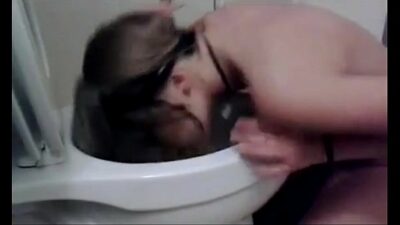 Porno Il Lui Fait Une Toilette Intime
