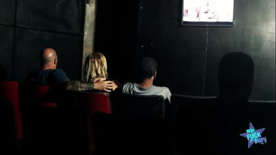 Video Porno Pelotage De Seins Au Cinema Orgasm Feminin