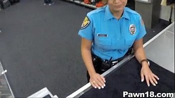 Le sexe de la police à l’arrière d’un magasin