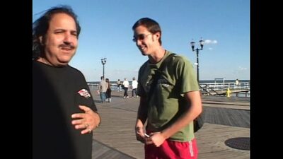 Ron Jeremy runkar och sprutar satsen i Jaana Linnéa Tervos mun