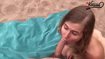 Elle le masturbe jusqua ejaculation sur plage