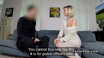 Femme blonde délicate sexe chaud avec le policier