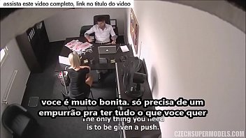 Vidéos de sexe au travail avec hottie donnant au patron