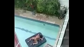 Maçon briqueteur filmé un couple ayant des relations sexuelles dans la piscine