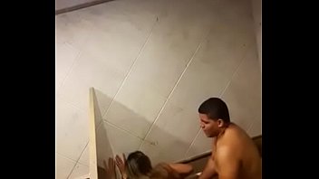 Caché XXX sexe avec fille chaude dans la salle de bain