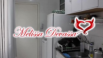 Melissa Devassa vissage avec le technicien de câble brésilien