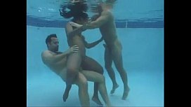 Mulâtre chaud ayant des relations sexuelles à l’intérieur de la piscine avec deux
