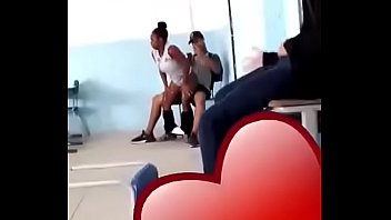 Vidéo porno à l’école avec fille noire assise sur la queue