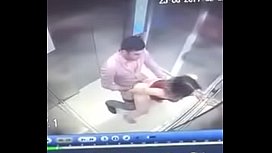 Vidéo porno dans l’ascenseur avec le chat vilain