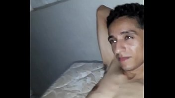 Film amateur avec du porno maigre rebondissant sur le rouleau